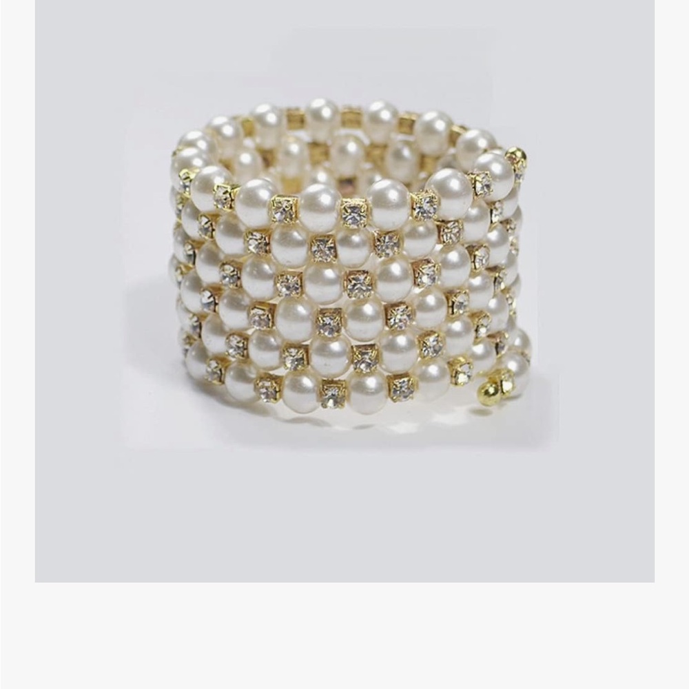 Elegant Pearl and Gold Bracelet - Picture 4 of 4